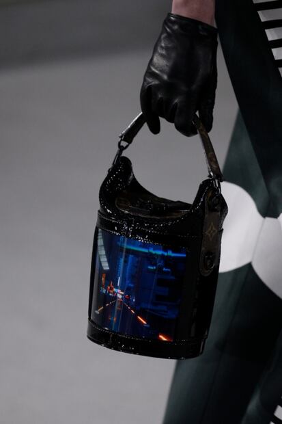 Louis Vuitton presenta bolsas con pantallas de OLED flexibles
