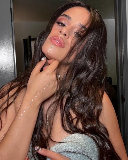 Camila Cabello enamora con su maquillaje con cristales