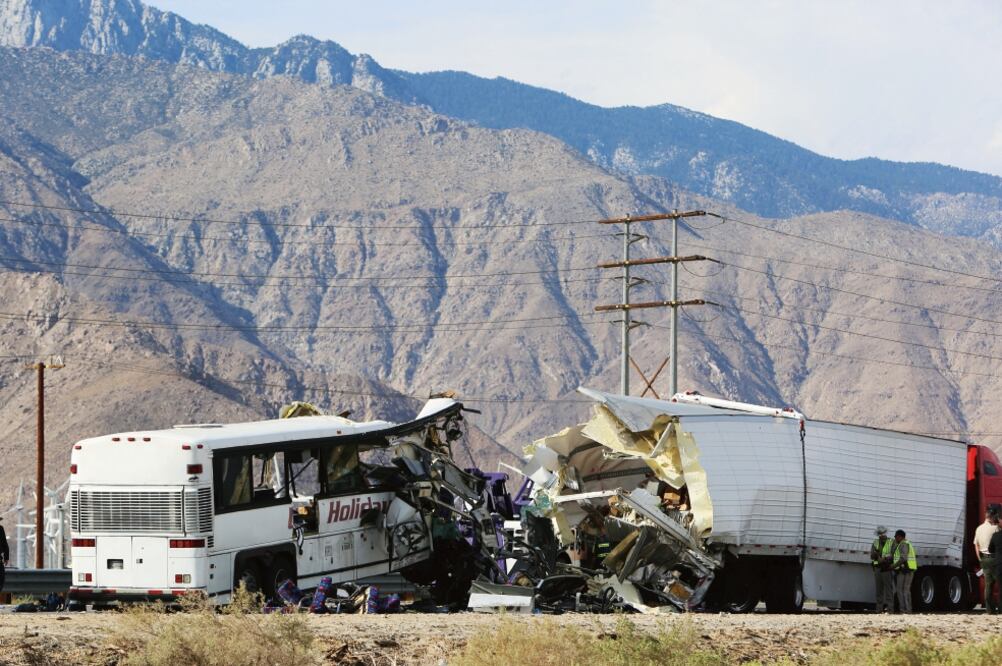 Investigadores trabajan en el lugar para determinar las causas del impacto entre un autobús turístico y un tráiler, en el sur de California, Estados Unidos (SAM MIRCOVICH. REUTERS)