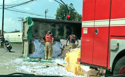 Vuelca camión con material de reciclaje en Azcapotzalco