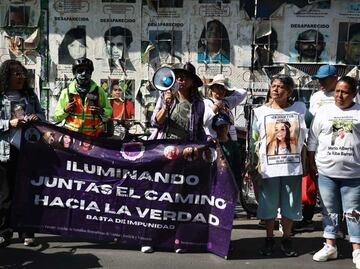 Familias pegan fichas de búsqueda de desaparecidos sobre Viaducto; "venimos a recordarle al Estado que aquí estamos"