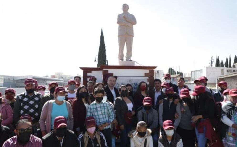 Develan estatua de AMLO en Atlacomulco, cuna del priismo