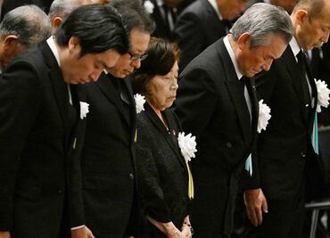 Nagasaki recuerda tragedia nuclear en medio del caos por la llegada de un tifón en Japón