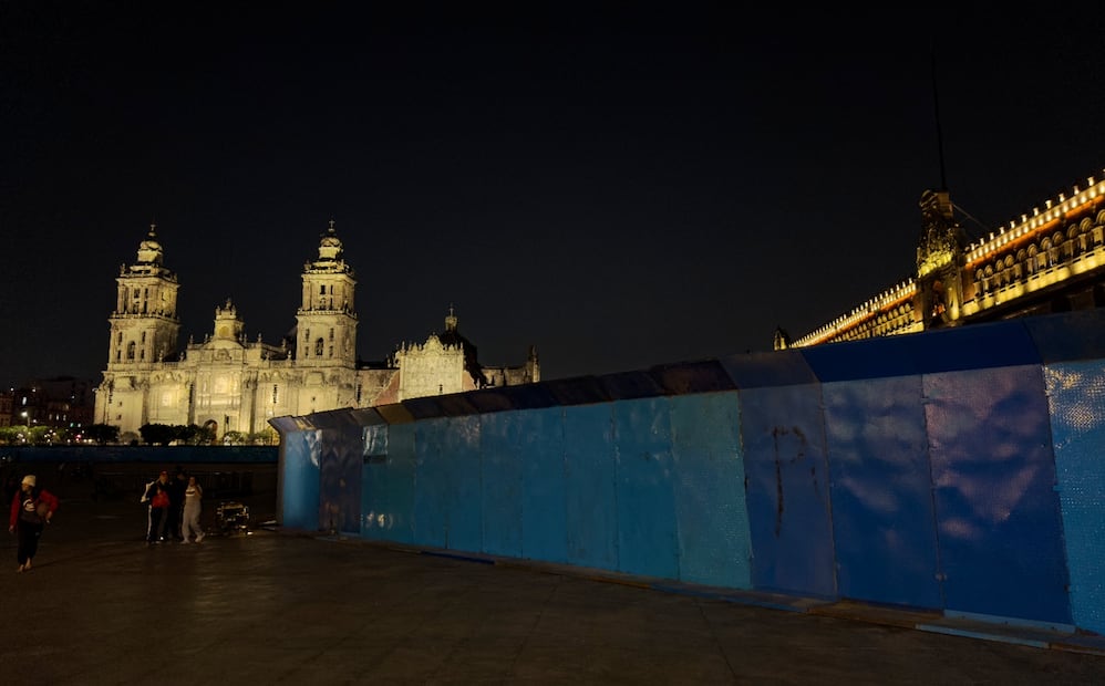 La instalación de vallas metálicas continúa frente a edificios del Zócalo de la Ciudad de México, previo a la marcha por el 25N, el 24 de noviembre de 2025; destacan las dobles vallas frente a Palacio Nacional y joyerías. Foto: Hugo Salvador/EL UNIVERSAL