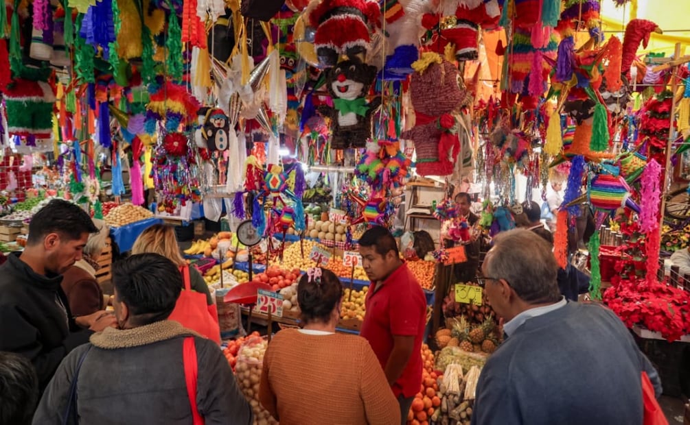 Venta de piñatas y productos para rellenarlas en el mercado de Jamaica. Foto: Luis Camacho | El Universal