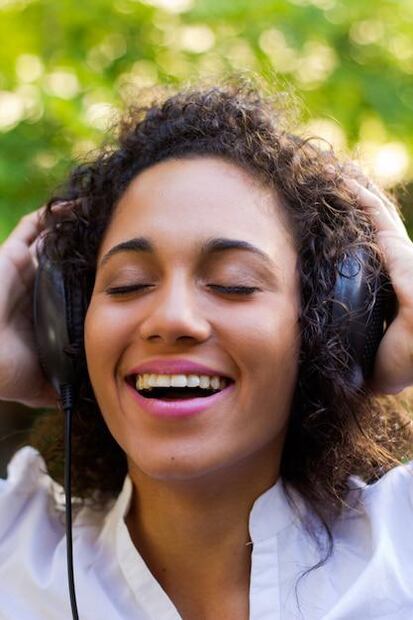 Estos cuatro podcasts son entretenidos y útiles para el día a día. Fuente: Freepik.