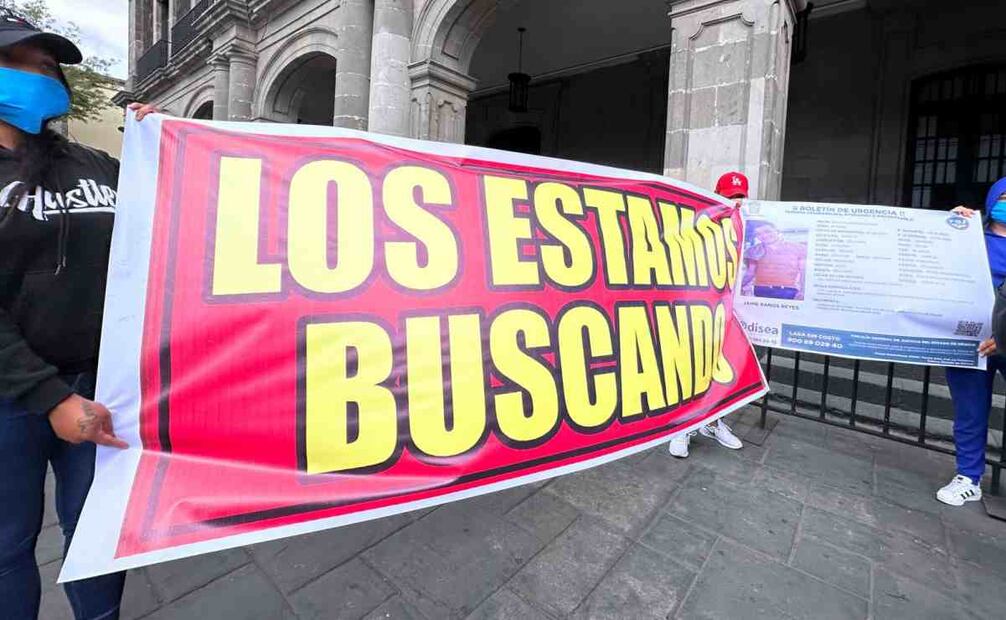 Familiares de trabajadores secuestrados en bodega de pollo en Toluca. Foto: Claudia González. EL UNIVERSAL