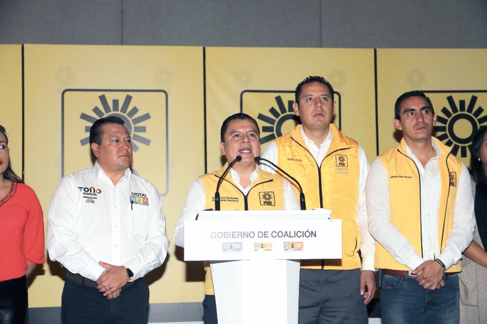 El presidente nacional del PRD, Manuel Granados (segundo de izq. a der.), dijo que Silvano Aureoles transgredió la línea política aprobada en el último congreso nacional perredista (LUIS CORTÉS. EL UNIVERSAL)