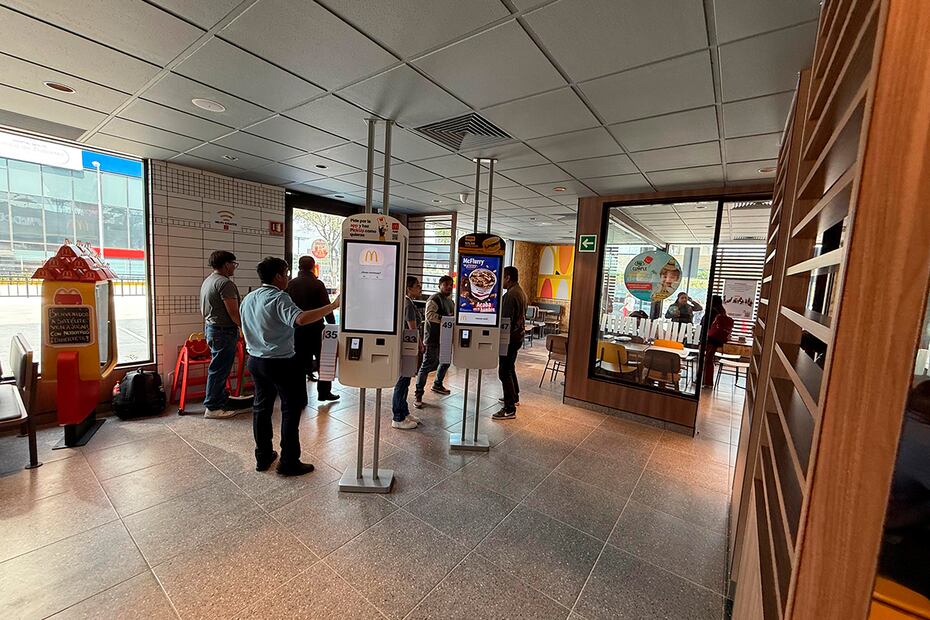 El nuevo McDonald's Satélite cuenta con áreas exclusivas para repartidores, mejorando la logística de entrega y el servicio al cliente.