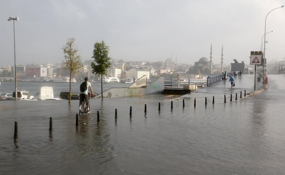 Vista de una calle inundada debido a las fuertes lluvias en Estambul, Turquía (Foto: EFE)