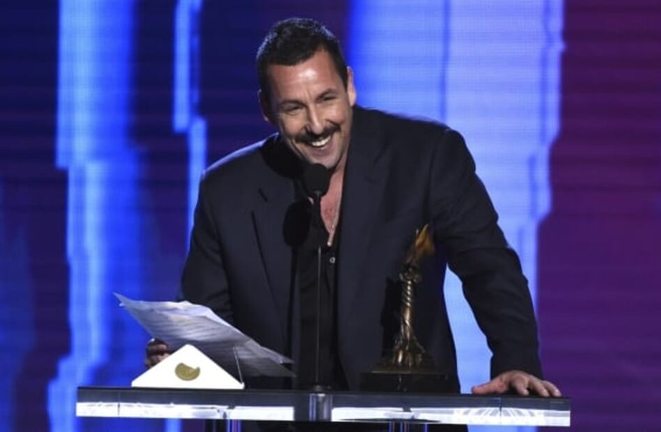 Adam Sandler recibe premio pero sus hijas se llevan toda la atención 
