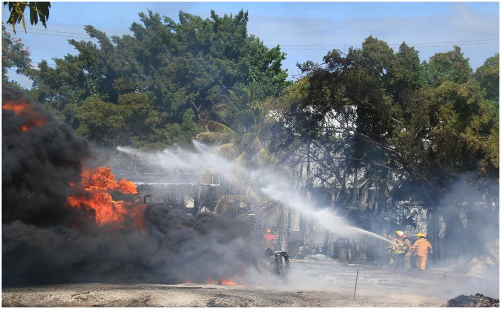 Estalla bodega clandestina de combustible en Villahermosa, Tabasco (25/01/2025). Foto: Luma López / EL UNIVERSAL