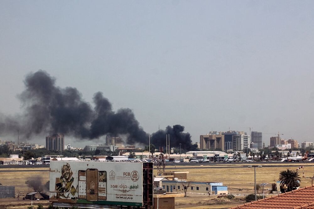 Humo, sobre los edificios en las cercanías del aeropuerto de Jartum el 15 de abril de 2023, en medio de enfrentamientos en la capital sudanesa. Foto: AFP