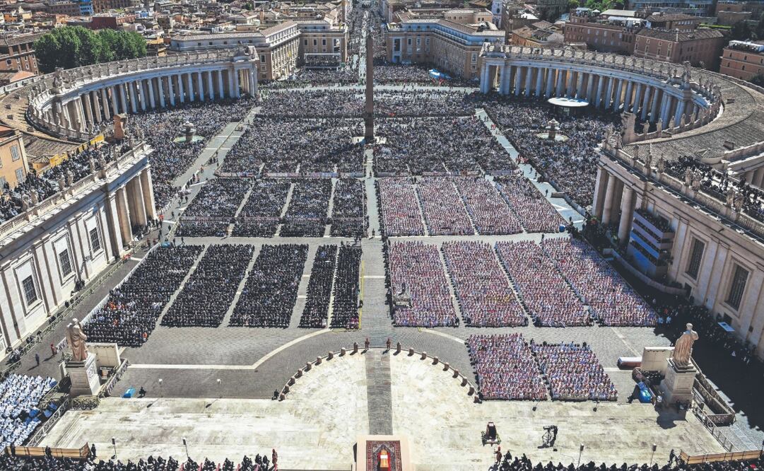 Una vista general de la plaza de San Pedro durante el funeral del difunto papa Francisco. Foto: de ALBERTO PIZZOLI. AFP