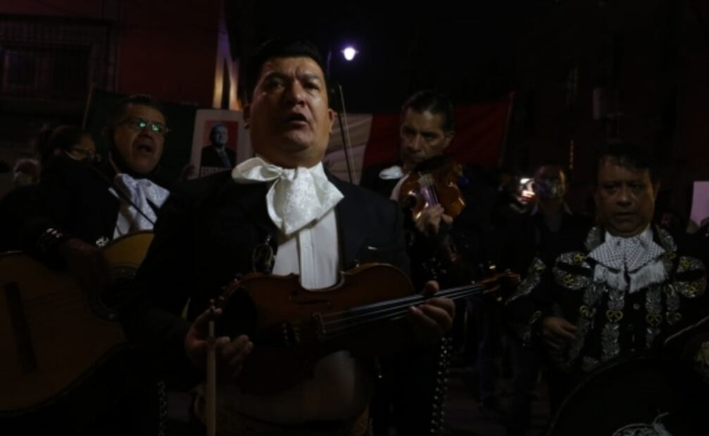 Llevan serenata a AMLO por cumpleaños 67: "que nos dure mil años... y gobierne cien más"