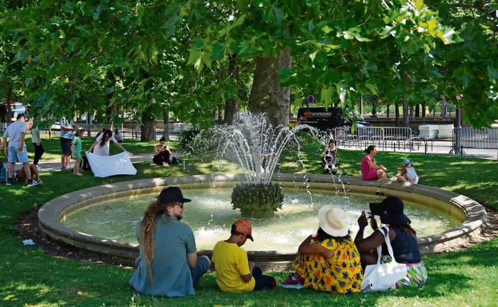 En París, los termómetros se han acercado a los 38 ºC. Foto: Christophe Ena / AP
