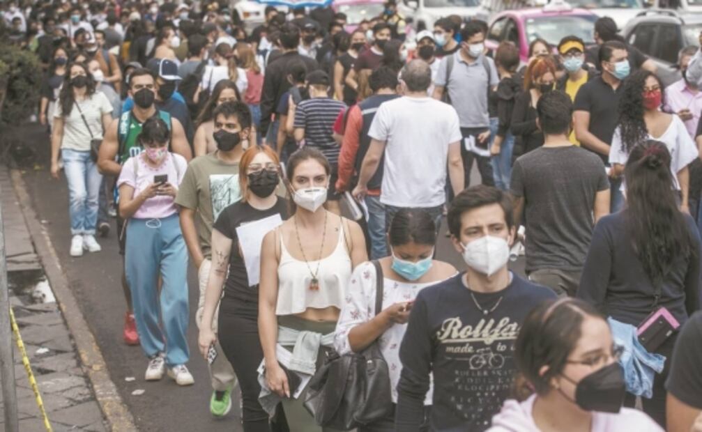 Acompañados de sus padres, parejas y hasta disfrazados, centennials van a vacunarse