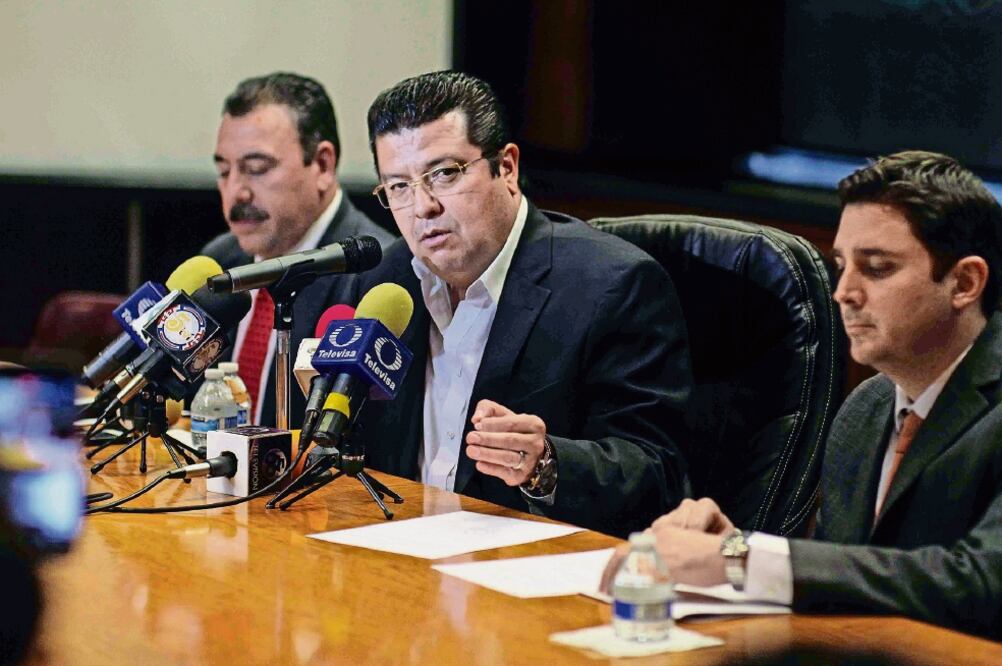 Armando Cabada señala que se invirtieron 5.3 millones de pesos en liquidaciones. Dice que el ingreso de los 338 dados de baja ascendía a 5.6 mdp. (FOTO: LUIS FIERRO. EL UNIVERSAL)