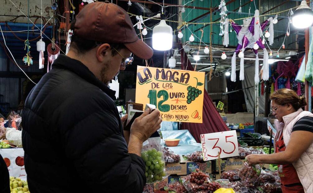 Comerciantes venden el medio kilo de uvas en 35 pesos (31/12/2024). Foto: Yaretzy M. Osnaya / EL UNIVERSAL