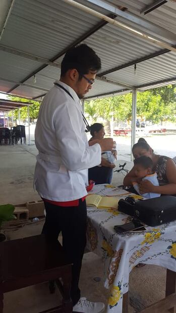 Doctor en bici atiende comunidades rurales