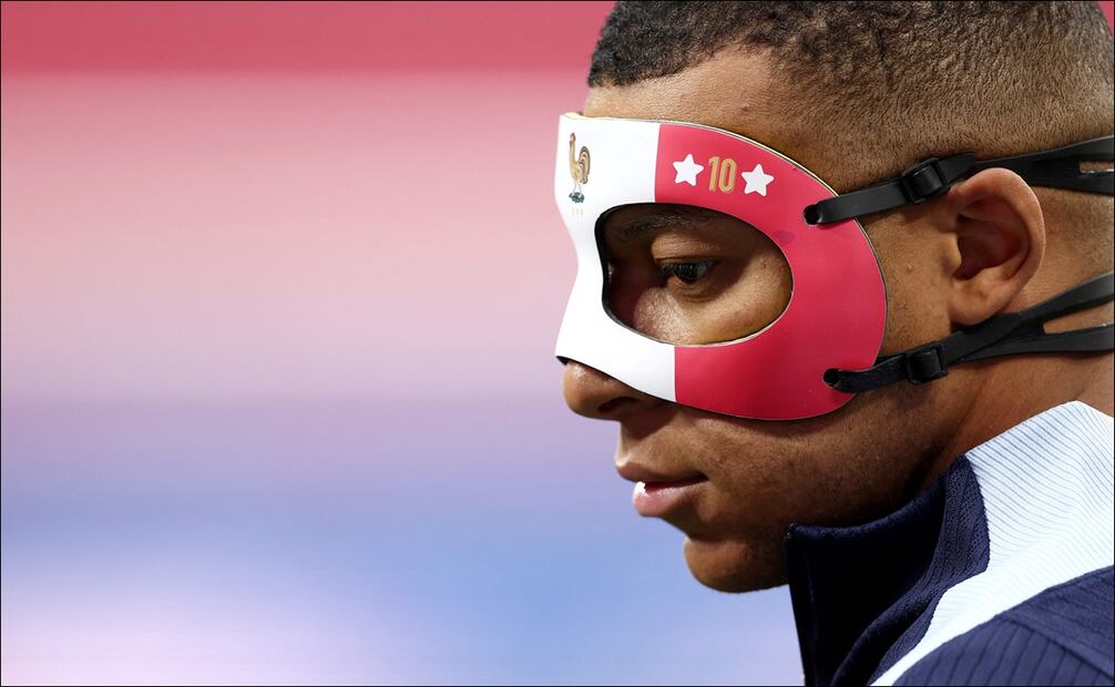 La máscara de Kylian Mbappé para proteger su nariz - Foto: AFP