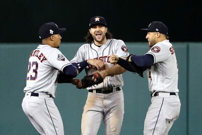 Astros empata la Serie Mundial con gran actuación del mexicano Urquidy