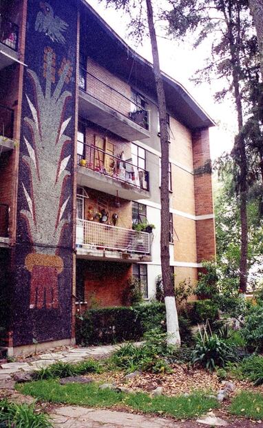 En algunos muros de los departamentos de la célebre Unidad Independencia el muralista Francisco Eppens elaboró mosaicos que le dieron identidad a estos suburbios. Foto: Archivo EL UNIVERSAL.