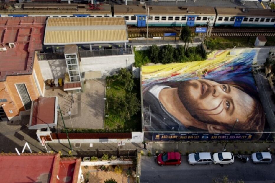 Pintan retrato gigante en honor a Pablo Hasél, el rapero condenado a prisión por "injurias a la Corona española"