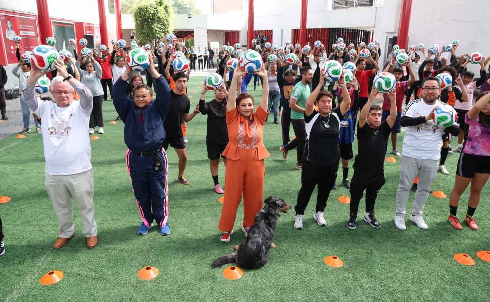 La jefa de Gobierno, Clara Brugada, encabezó el primer ensayo rumbo a la clase de fútbol más grande del mundo.
Foto: Especial.