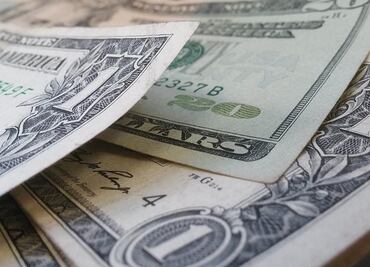 Depositan por error 200 mil dólares a un empleado en Chile, renuncia y desaparece