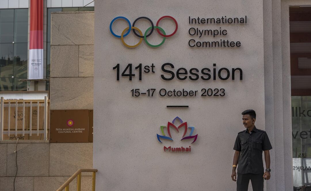 Un agente de seguridad en la entrada del escenario donde se realiza la sesión 141 sesión del Comité Olímpico Internacional - Foto: AP