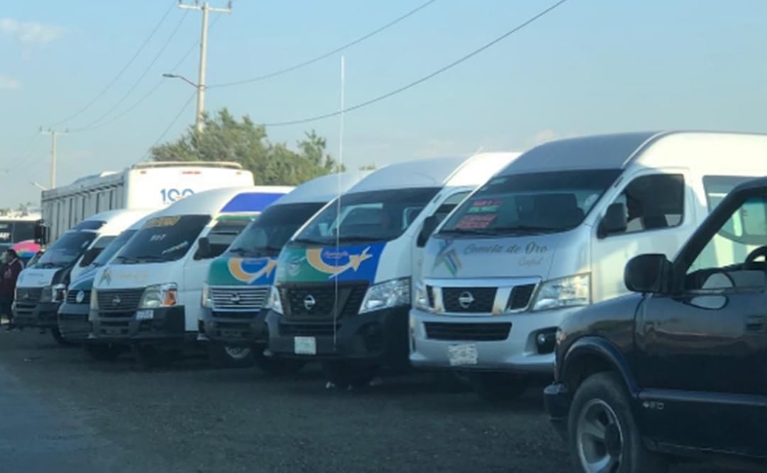 Los operadores con todo y unidades se encuentran a 500 metros de la entrada al municipio de Nextlalpan. Foto: Especial 