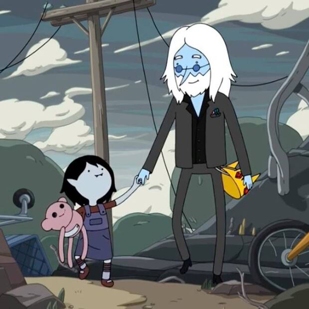 Marceline y Simon Petrikov sobrevivieron a un holocausto nuclear en el mundo moderno. Debido al vampirismo y a la corona mágica, ambos tendrían cerca de mil años de edad cuando conocen a Finn y Jake, aunque sólo ella lo recuerda. Pinterest.
