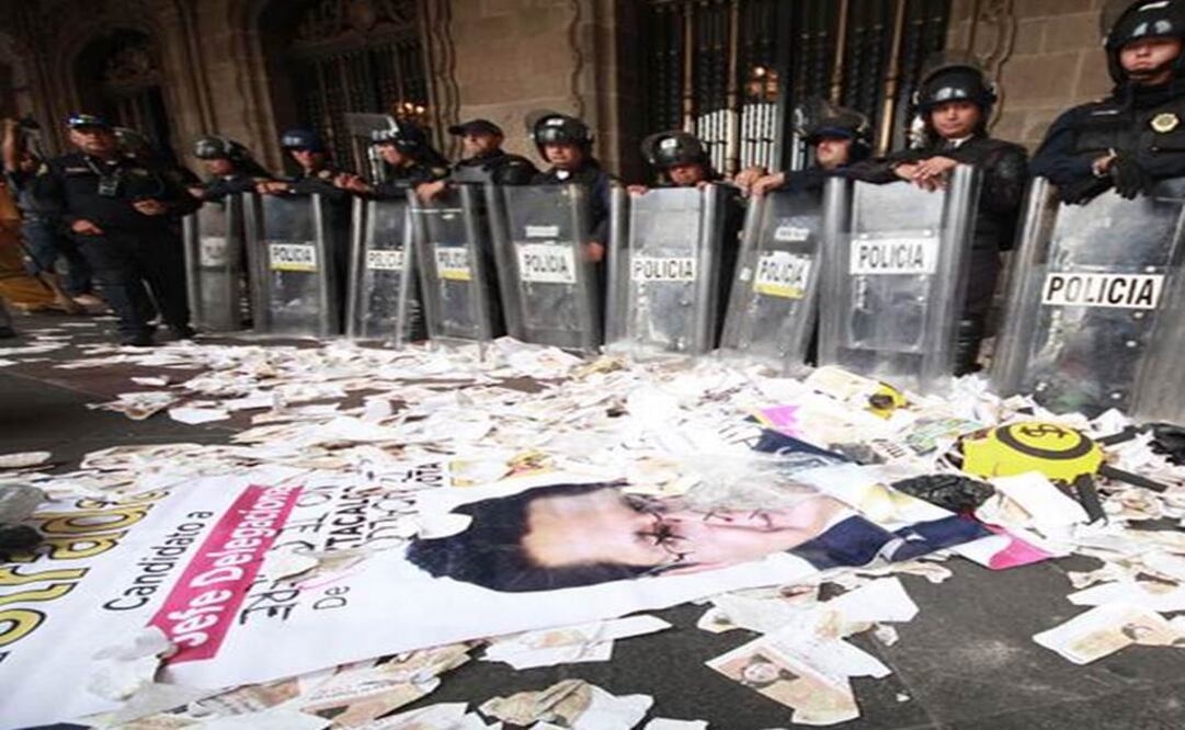 Simpatizantes y diputados locales electos de Morena aventaron dos urnas, hechas por ellos, con propaganda electoral a la entrada del Antiguo Palacio del Ayuntamiento, sede del GDF. (Foto: Adrián Hernández / EL UNIVERSAL)