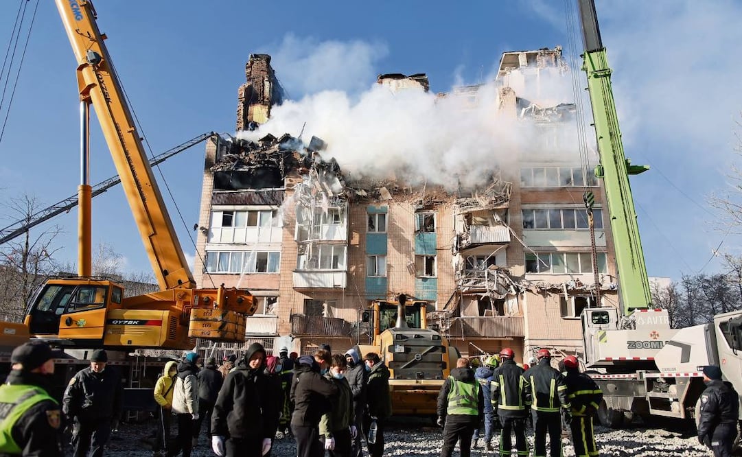 Equipos de rescate retiran los escombros de un edificio tras un ataque ruso en Ternópil, Ucrania. Foto: Vlad Kravchuk / AP