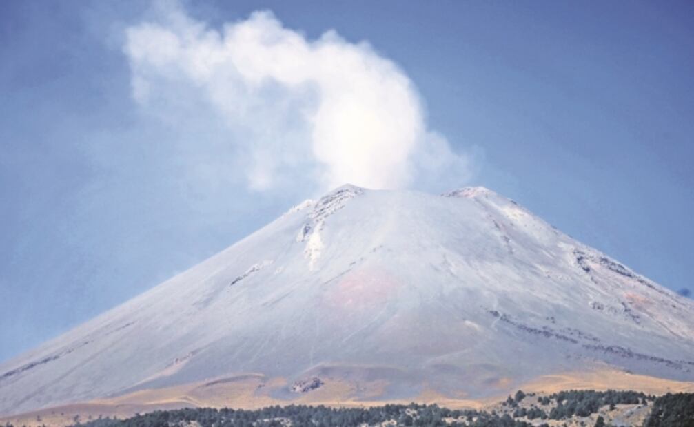 El Popo está enojado, dice hombre que “habla” con el volcán