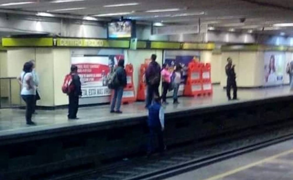 En un capítulo de Morras Malditas, el fotógrafo Juan Ignacio Ortega compartió esta toma y explicó el contexto en que se dio. Nadie más pareció notar a la persona caminando sobre las vías ese día; el relato completo es más desconcertante aún. Foto: Juan Ignacio Ortega/Facebook.