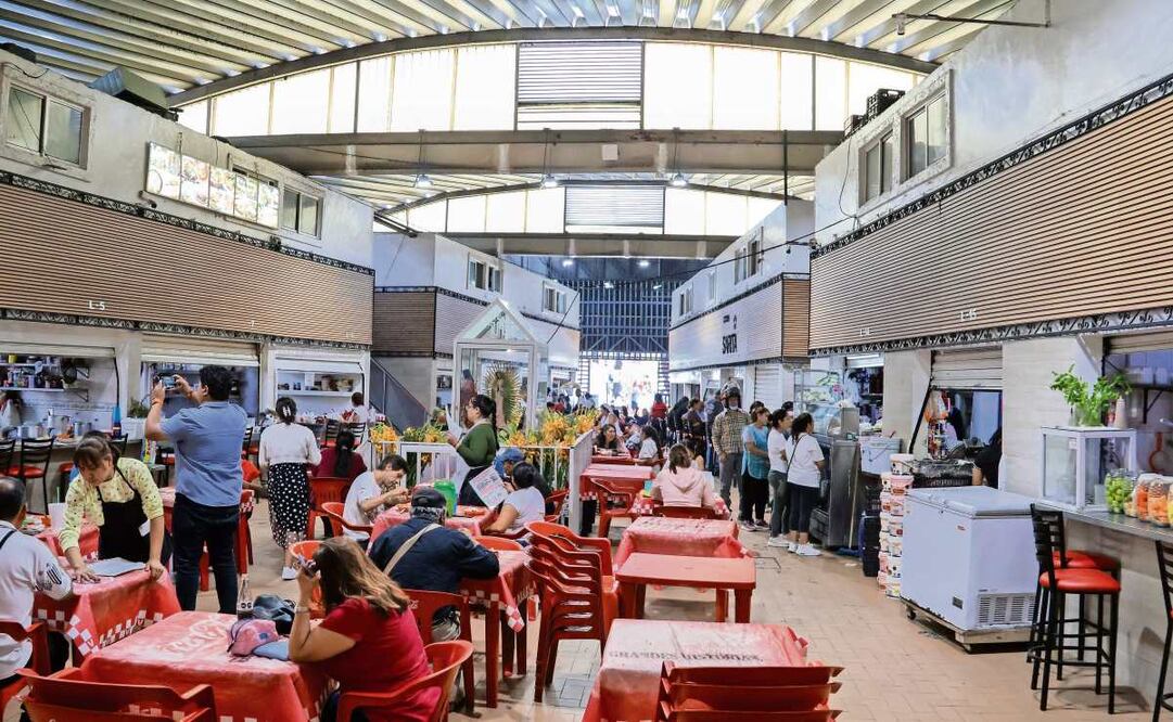 Locatarios del Mercado Huipulco, en Tlalpan, aprendieron temas básicos de inglés como saludos, el clima y alimentos. Foto: KARLA GUERRERO/EL UNIVERSAL