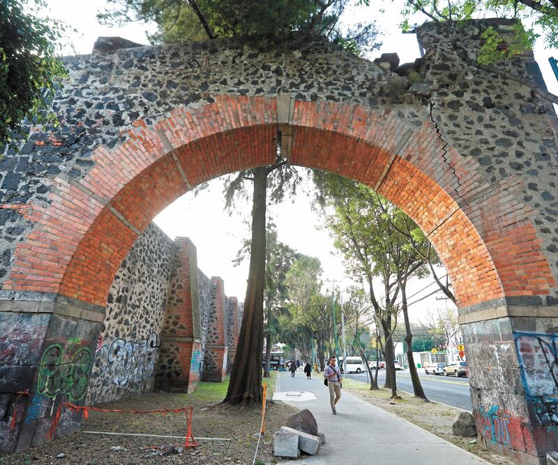 El Arco de la Antigua Hacienda de Coapa fue uno de los inmuebles afectados el 19 de septiembre de 2017. Aunque se aprobó un recurso, no han iniciado los trabajos de recuperación. FOTOS: VALENTE ROSAS. EL UNIVERSAL
