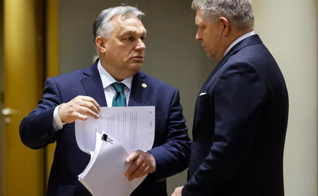 Viktor Orban, primer ministro húngaro, con su homólogo de Eslovaquia, Robert Fico (derecha), durante una cumbre de la UE, en Bruselas. Foto: AP