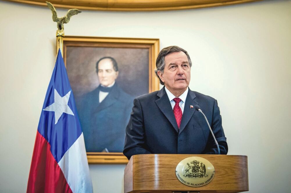 El ministro de Relaciones Exteriores de Chile, Roberto Ampuero, rechazó las declaraciones del gobierno de Venezuela sobre el vínculo de un diplomático chileno con los autores del supuesto ataque contra el presidente Nicolás Maduro. (AFP)