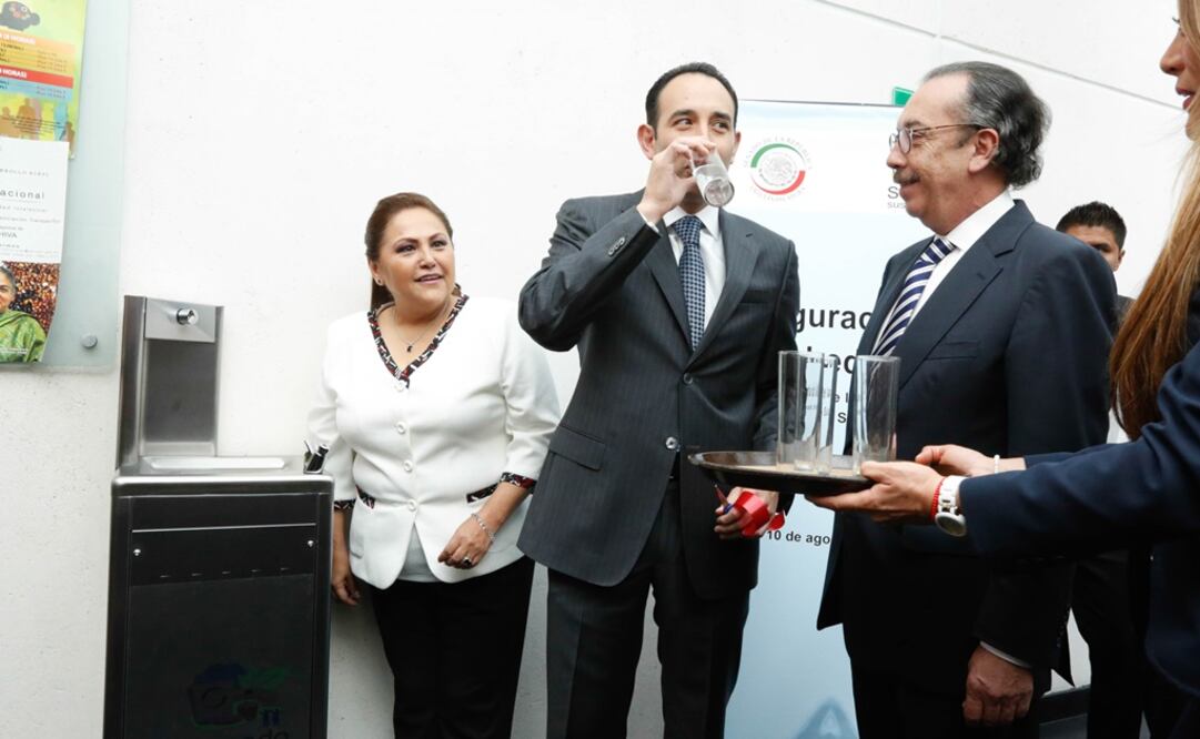 El presidente del Senado se despacha del primer bebedero de agua potable instalado en la Cámara Alta. /Especial