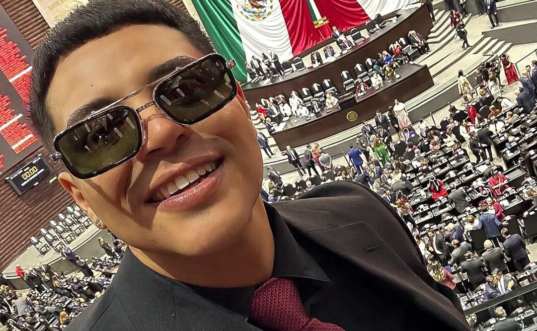 El vocalista de Grupo Firme acudió al Palacio de San Lázaro para presenciar el cambio de gobierno. Foto: Instagram