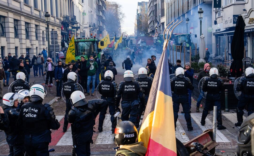 La policía intenta dispersar a los manifestantes durante una manifestación de agricultores europeos cerca del Parlamento Europeo en Bruselas, el jueves. Foto: AP