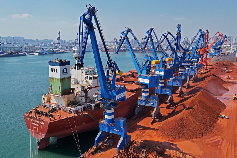 Vista aérea del mineral de hierro importado en un puerto de la ciudad de Yantai, en la provincia oriental china de Shandong, el domingo 30 de marzo de 2025. Foto: AP