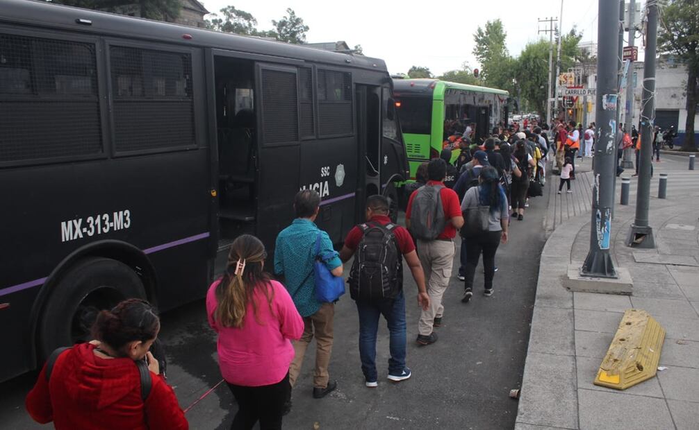 Usuarios del Sistema de Trasporte Colectivo Metro salen de la estación Colegio Militar en la Línea 2 y tan un camión de RTP y Costero se la SSC. Foto: Francisco Rodríguez / EL UNIVERSAL