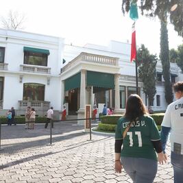 Bajan los visitantes en Los Pinos