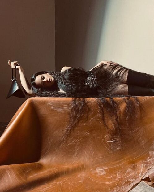 Rosalía posa sin ropa y cubierta por melena XL en campaña de moda