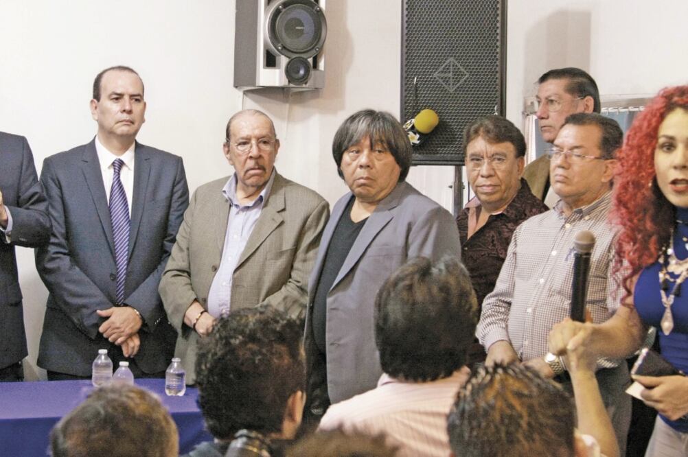 Miembros de distintos grupos, acompañados de abogados, dieron a conocer las medidas que tomarán (CARLOS MEJÍA. EL UNIVERSAL)