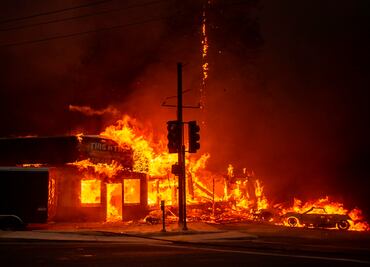Incendios en California dejan al menos 5 muertos y miles de evacuados